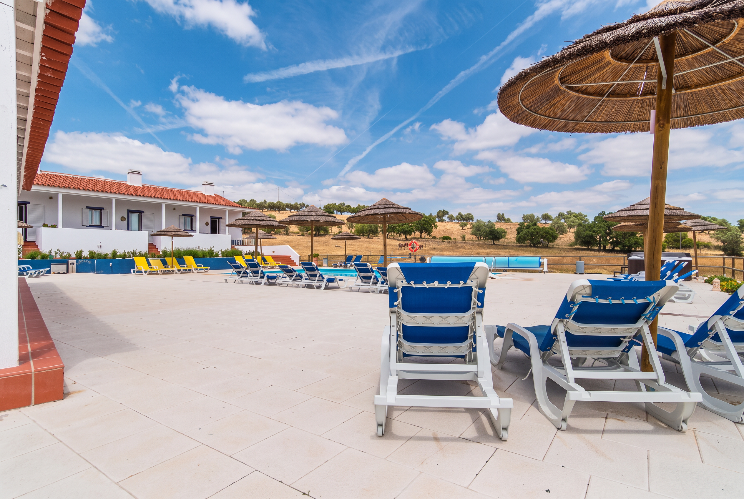 Terraço exterior com pérgola e zona de refeições